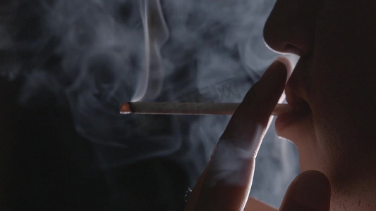 吸烟有害摄影照片_实拍男人抽烟点烟烟雾悲伤思考压力摄影图配图