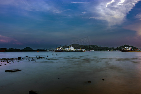 广州珠江长洲岛轮船航行摄影图配图
