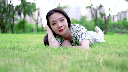 夏天小清新青春少女躺在草地上