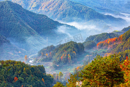 秋天风景白天山峰山区漂动摄影图配图