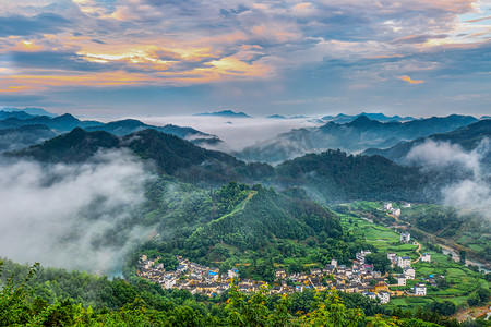 房屋山摄影照片_秋天旅游上午房屋山区漂动摄影图配图