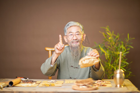 中医养生白天中医室内开药摄影图配图