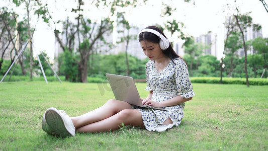 小清新大学生坐在草地上用笔记本电脑女生美女女孩子女人美人女性人像