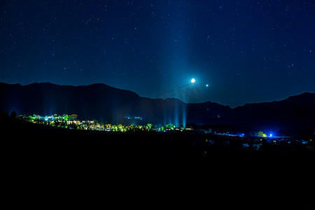 黑夜风景摄影照片_秋天黑夜村庄山区飘动摄影图配图