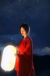 古风晚上古风美人山间手提灯笼摄影图配图