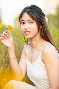 美女女孩写真橘色清新雏菊摄影图配图