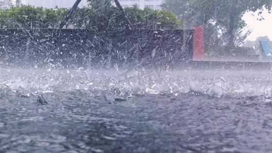 台风摄影照片_城市雷暴雨狂风暴雨大雨实景