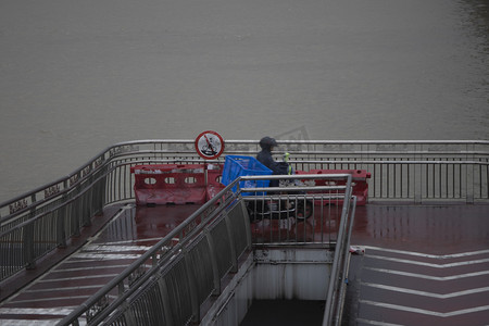 暴雨摄影照片_台风送外卖下午送买外西兴大桥骑行摄影图配图