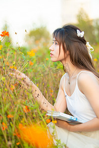 美女写真橘色阳光雏菊花海摄影图配图