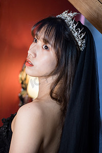 美女皇冠礼服抹胸婚纱照摄影图配图