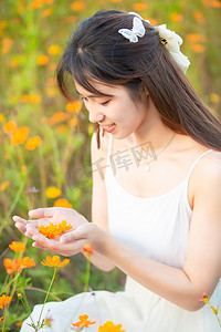 阳光雏菊摄影照片_美女写真花海鲜花清新摄影图配图