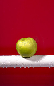 新鲜蔬果摄影照片_蔬果棚拍绿色苹果千禧红新鲜苹果摄影图配图