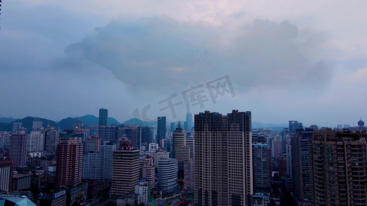 乌云密布闪电摄影照片_城市雷雨闪电雷鸣乌云密布城市天气