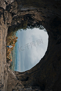 地质勘测摄影照片_自然正午广西柳州穿山岩洞穴洞口爬山摄影图配图