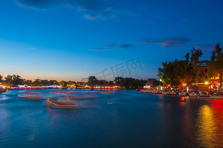 夏至三候摄影照片_北京地标池塘什刹海夜景摄影图配图