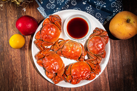 餐盘美食美食摄影照片_中秋节美食白天大闸蟹餐盘摆放摄影图配图