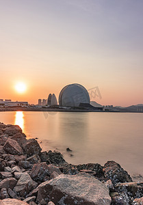 日落大海摄影照片_珠海日月贝晚霞下午建筑路面拍摄摄影图配图