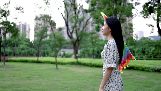 小清新风筝摄影照片_夏天女生草地上奔跑放风筝