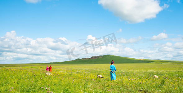 九龙口湿地公园摄影照片_呼伦贝尔白天牧民草原上行走摄影图配图