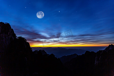 初一到十五的月亮摄影照片_节日凌晨月亮山区飘动摄影图配图