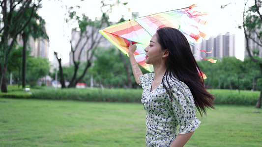 小清新风筝摄影照片_夏天女生美女草地上奔跑放风筝