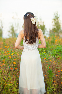 女神安然写真高清摄影照片_美女长发写真鲜花背影清新雏菊摄影图配图