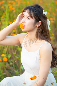 七七很饿的写真摄影照片_美女长发女生橘色雏菊摄影图配图