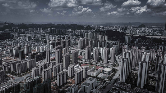 暴雨摄影照片_城市中午暴风雨来临前夕楼顶无人机摄影图配图