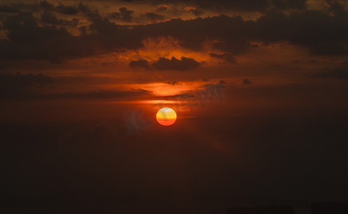 太阳能板贴图摄影照片_港珠澳大桥日出早上太阳山上拍摄摄影图配图