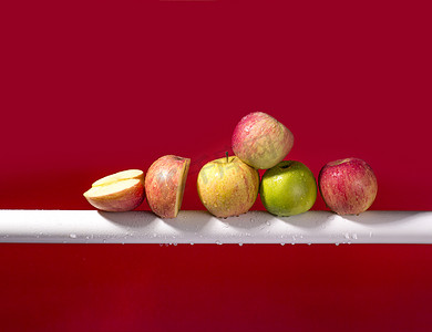 苹果红色的摄影照片_蔬果棚拍一组苹果新鲜苹果红色背景摄影图配图