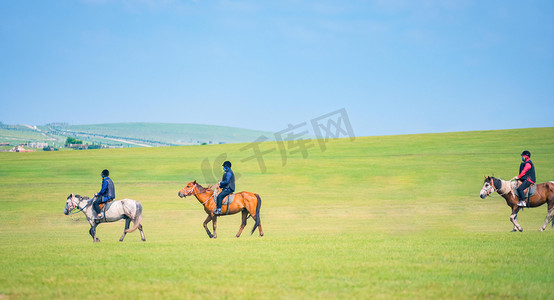 山峰的人摄影照片_呼伦贝尔白天骑马的人绿色草原骑马摄影图配图