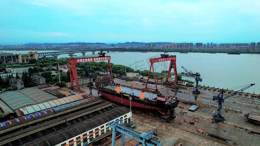 南京长江边港口造船厂
