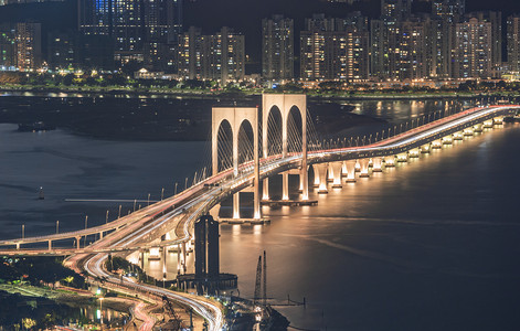 灯光夜晚摄影照片_澳门桥梁建筑夜晚桥梁山上拍摄摄影图配图