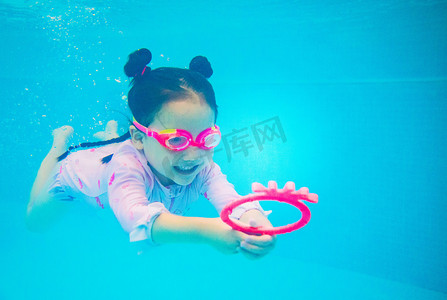 儿童游泳馆摄影照片_暑期培训白天女孩水下潜水摄影图配图
