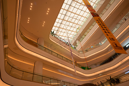 商场建筑白天天井建筑内部环形结构摄影图配图