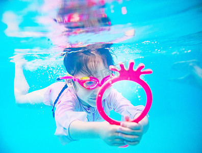 游泳暑假摄影照片_潜水白天女孩水下潜水摄影图配图