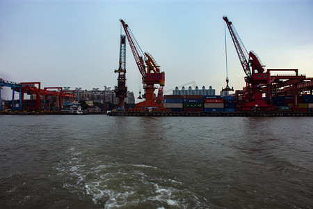 广州珠江黄埔港口货运码头黄昏摄影图配图