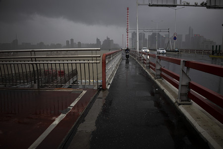 台风摄影照片_西兴大桥送外卖下午骑行西兴大桥骑行摄影图配图