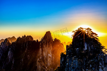 太阳鸟矢量摄影照片_家庭旅游白昼太阳山区飘动摄影图配图