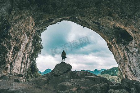 广西钦州摄影照片_自然正午广西柳州穿山岩风光洞里爬山摄影图配图