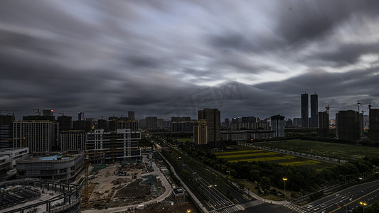 台风图摄影照片_台风前傍晚建筑楼顶台风来临摄影图配图