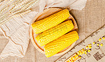 秋天应季美食白昼三根玉米室内拍摄摄影图配图