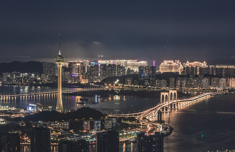 澳门城市建筑摄影照片_澳门电视塔灯光夜晚建筑山上拍摄摄影图配图