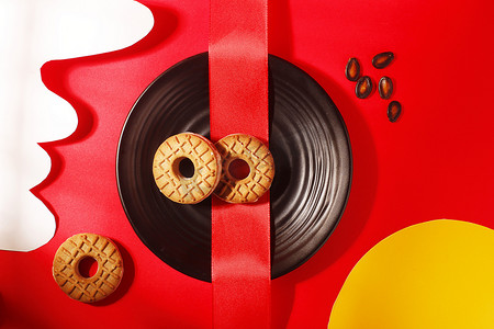 美食棚拍烘焙饼干红色喜庆摄影图配图