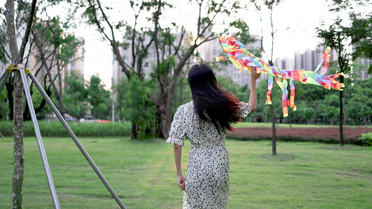 小清新奔跑摄影照片_夏天女生草地上奔跑放风筝