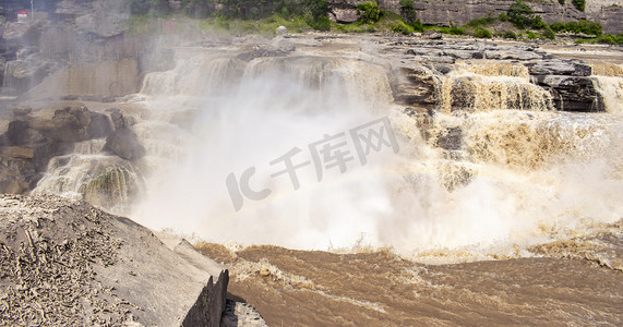 瀑布中午河流山河动态摄影图配图