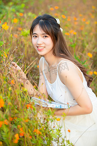 美女长发女生花海写真雏菊摄影图配图