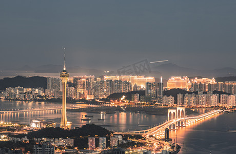 澳门城市建筑摄影照片_澳门地标夜晚建筑山上拍摄摄影图配图