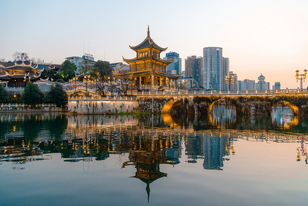 甲秀楼夕阳鼓楼景区静物摄影图配图