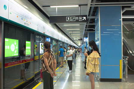 广州中午地铁站厅等待摄影图配图